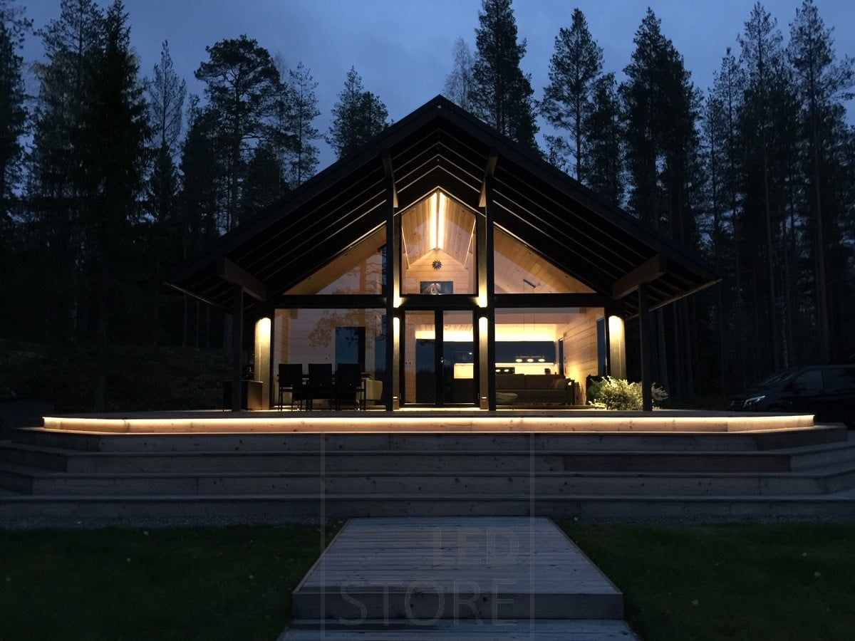 Utomhusarmaturerna Viisto och Viisto2. Ljuset sprids mjukt från armaturen och ljusets färgtemperatur är varm 3000K. Det översta trappsteget belyses av en 7,2W-m 3000K led strip. Ledstore.fi